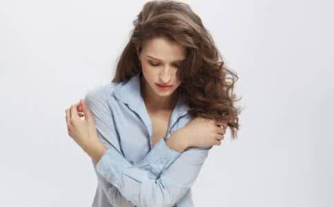 引起女性乳腺增生的病因是什么?