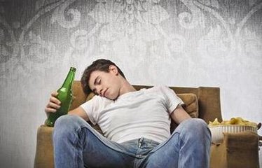过量饮酒危害大 可能导致性功能障碍