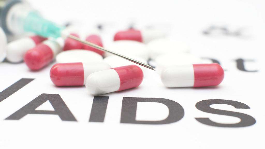 艾滋病潜伏期是多久？传播途径有哪些？